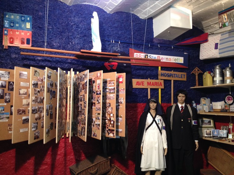 Intérieur du Musée A.B.I.I.F. : panneaux de photos, mannequins en tenue d’infirmière et de brancardier