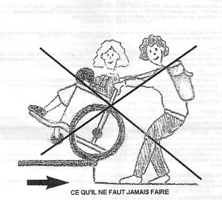 Dessin barré « Ce qu’il ne faut jamais faire » : fauteuil qui bascule brutalement en passant le bord d’une marche