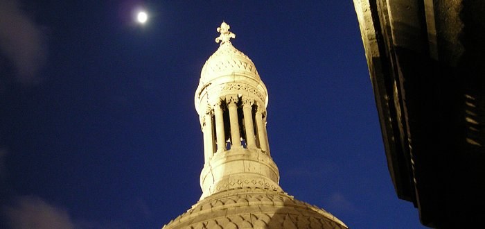 Dôme de la basilique du Sacré-Cœur de Montmartre, de nuit, sous la lune