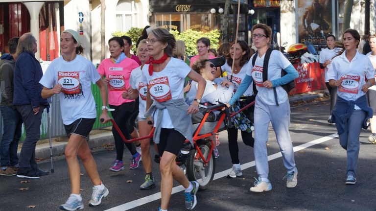 Coureuses de l’A.B.I.I.F. poussant une joëlette pendant La Parisienne