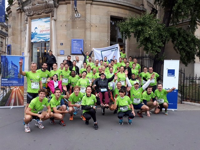 Équipe A.B.I.I.F. en tee-shirts verts, avec une personne en fauteuil, aux 20 km de Paris, édition 2017