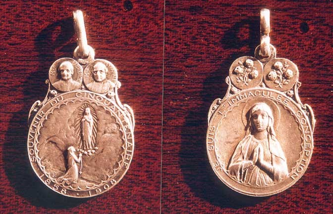 Médaille du cinquantenaire des apparitions (1858-1908) : au recto, la Vierge apparaissant à Bernadette ; au verso, « Je suis l’Immaculée Conception »