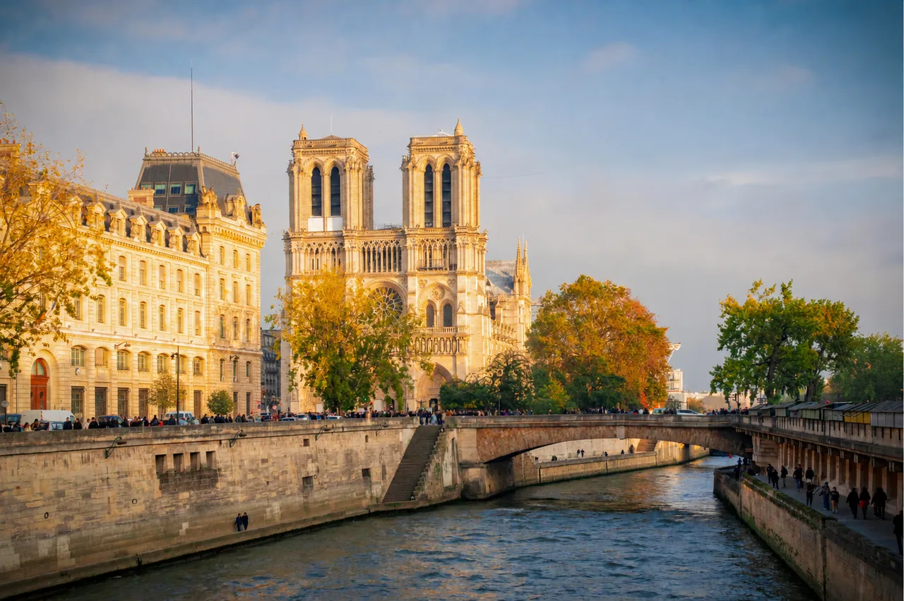 Notre-Dame de Paris au soleil couchant, depuis les quais de Seine