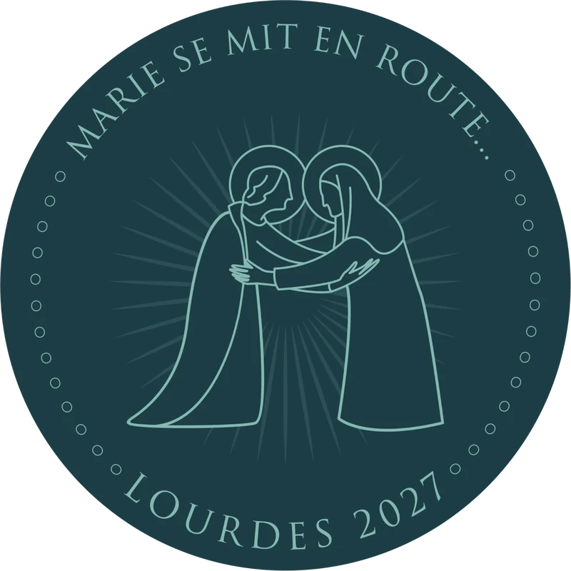 Logo du pèlerinage Lourdes 2027 : Marie et Élisabeth s’embrassent, sous les mots « Marie se mit en route… » et au-dessus de « Lourdes 2027 »