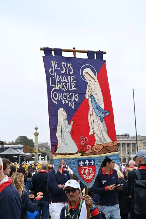 La bannière de l’A.B.I.I.F. « Je suis l’Immaculée Conception » place de la Concorde