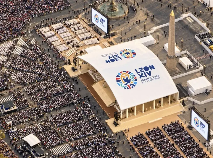 Vue aérienne de la place de la Concorde et du podium de la messe