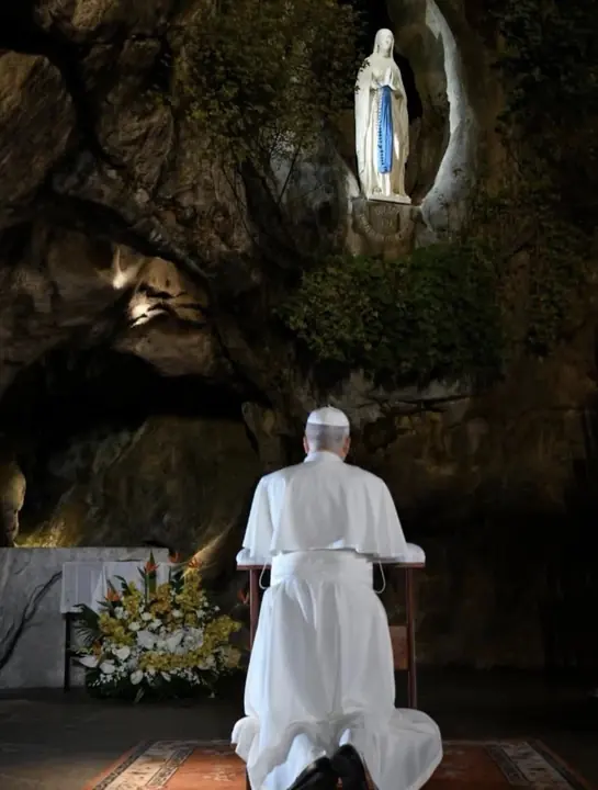 Le Pape Léon XIV en prière, à genoux devant la Grotte de Massabielle
