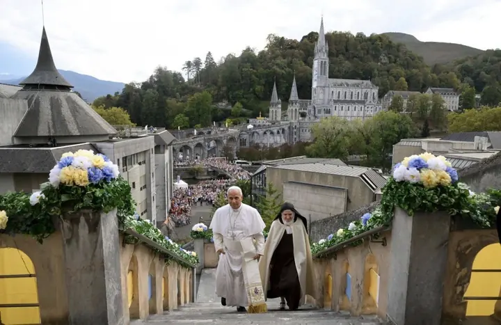Le Pape gravit les marches du sanctuaire, la basilique en arrière-plan