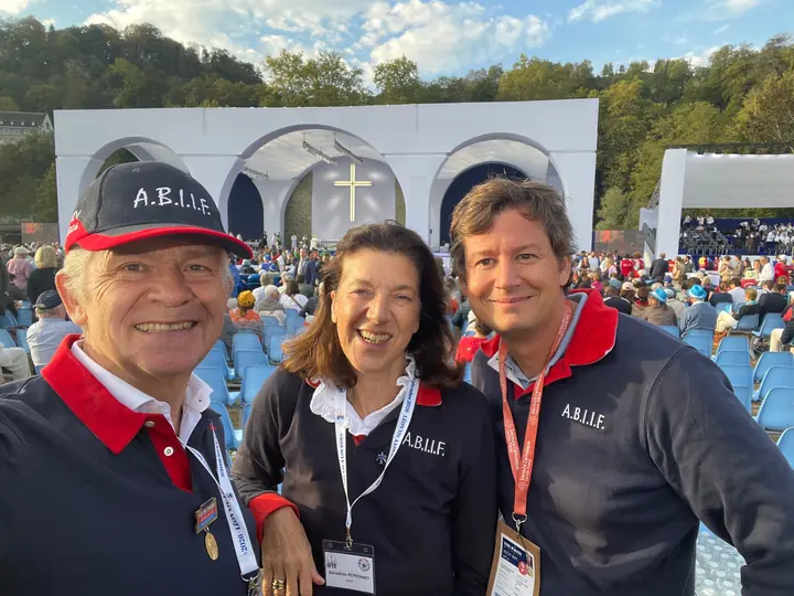 Trois membres de l’A.B.I.I.F. sur la prairie, avant la messe