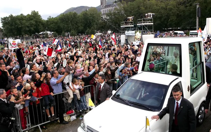 La papamobile du Pape Léon XIV saluant la foule rassemblée sur l’esplanade du sanctuaire de Lourdes